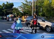 Personel Ditsamapta Polda Gorontalo Bantu Pelajar Menyeberang dan Atur Arus Lalu Lintas di Depan SMAN 1 Telaga
